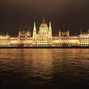 Apartamento Downtown With Balcony & Optional Garage & Restaurant In The Building, Budapest